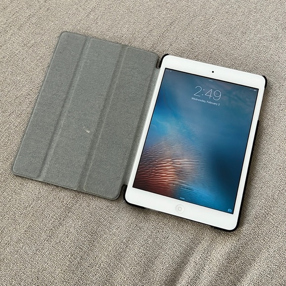 Ipad Mini White MD531ll/A - Still works - Picture 1 of 3